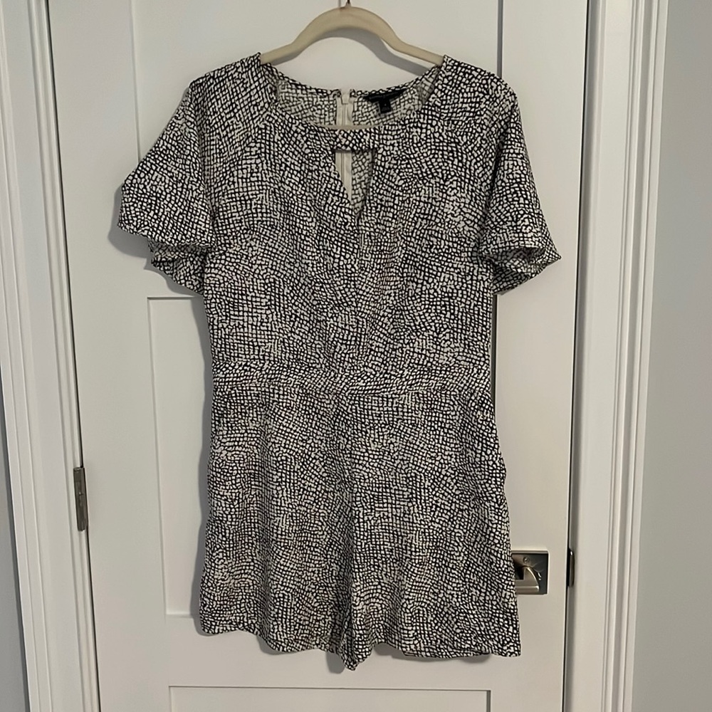 Banana Republic Romper Shorts Cream/Black/Brown Pattern - Size 4